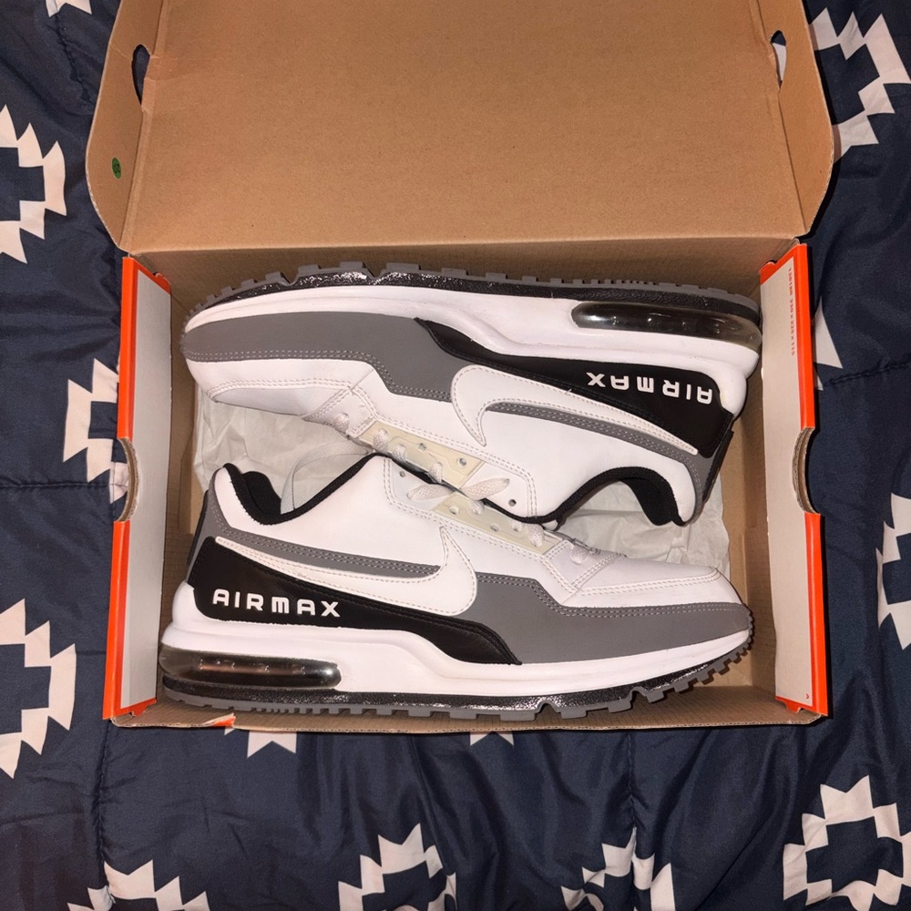 Nike Men’s White and Gray Athletic Sneakers - Picture 6 of 6